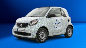 Smart ForTwo mit Emil eCarSharing-Branding und grün-blauem Muster.