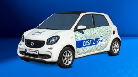 Renault Zoe mit Emil eCarSharing-Branding und grün-blauem Muster.